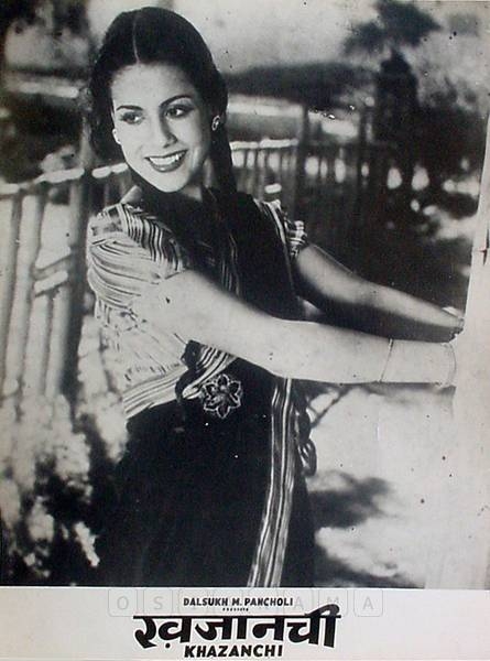 Khazanchi
1941
Banner Pancholi Art Pictures
Director Moti B. Gidwani
Photographic Lobby Card
0823954